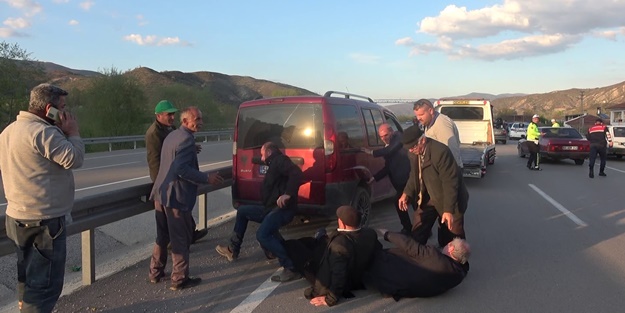 Bariyere çıkan aracı kurtarırken altında kalıyorlardı