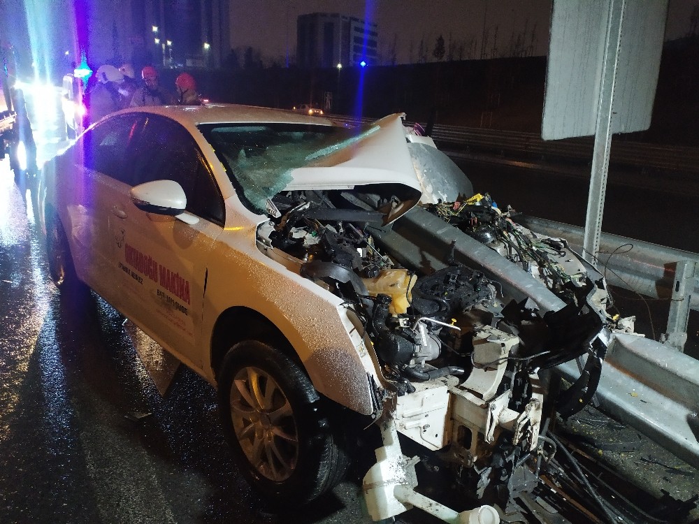 Bariyere ok gibi saplanan otomobilde bir kişi ağır yaralandı 