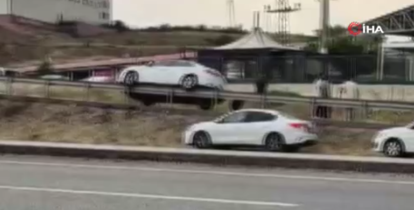 Bariyerin üzerine uçan otomobil