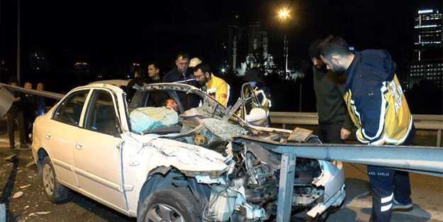 Bariyerler otomobile ok gibi saplandı! Aracın tavanı uçtu