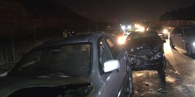 Bariyerlere çarpan araç alev aldı: 2 yaralı