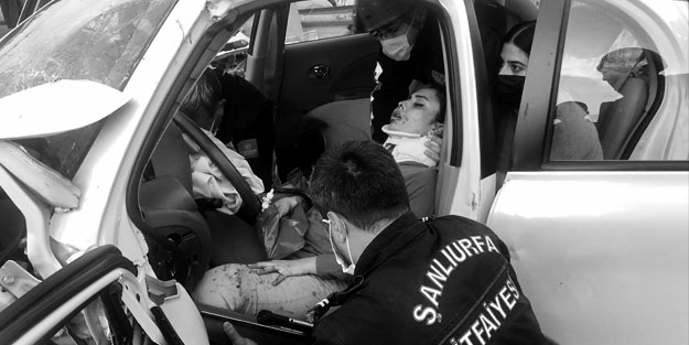 Bariyerlere çarpan araçta sıkıştılar! Yardımlarına itfaiye yetişti