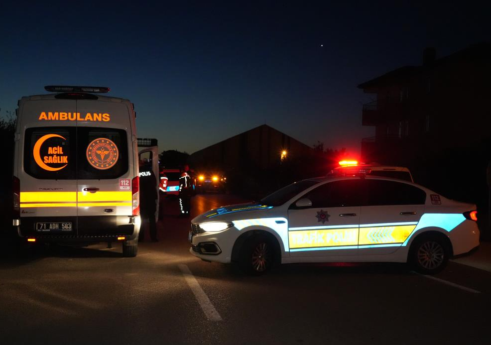 Bariyerlere çarpan araçtan fırladı