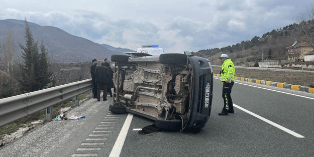 Bariyerlere çarpan hafif ticari araç yan yattı
