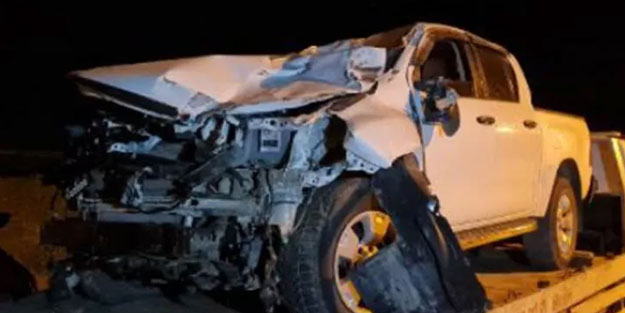 Bariyerlere çarpan kamyonetin sürücüsü yaşamını yitirdi