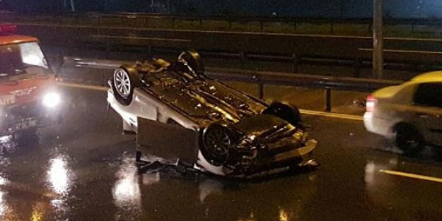 Bariyerlere çarpan otomobil takla attı!