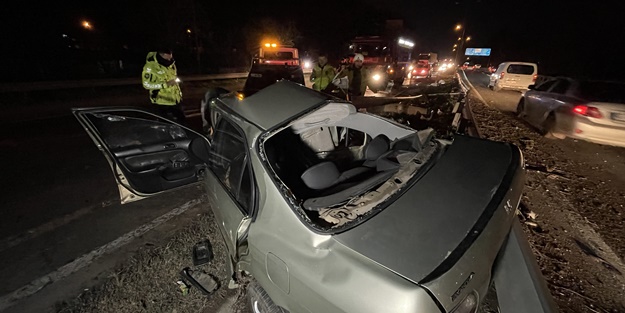 Bariyerlere çarpan otomobilin sürücüsü ağır yaralandı