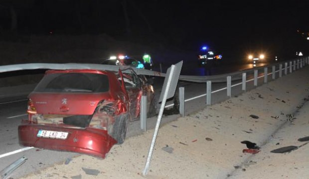 Bariyerlere çarpan otomobilin sürücüsü ağır yaralı