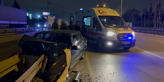 Bariyerlere çarpan otomobilin sürücüsü yaralandı