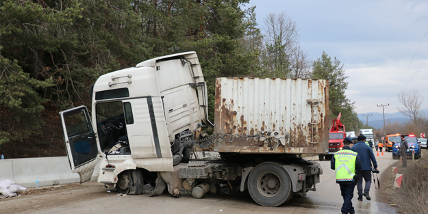 Bariyerlere çarpan TIR trafiği kilitledi