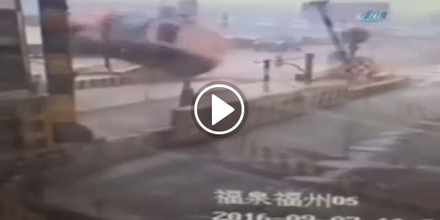 Bariyerlere çarpıp takla attı!