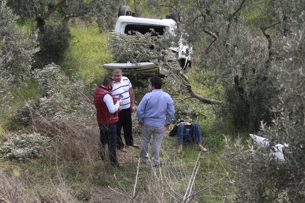Bariyerlere çarpıp zeytinliğe uçtu 