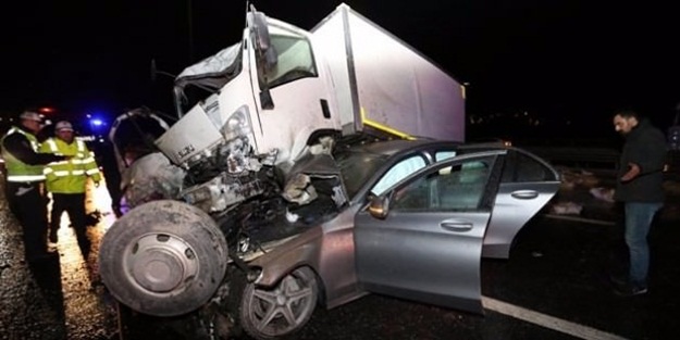 Bariyerlere çarptı havalandı, arabanın üzerine düştü