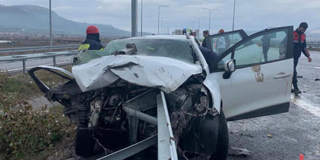 Bariyerlere ok gibi saplanan otomobildeki 3 kişi yaralandı