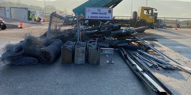 Bariyerleri çalan zanlılar tutuklandı