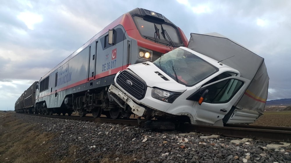 Bariyerleri kırıp geçmeye çalışan kamyonete tren çarptı 