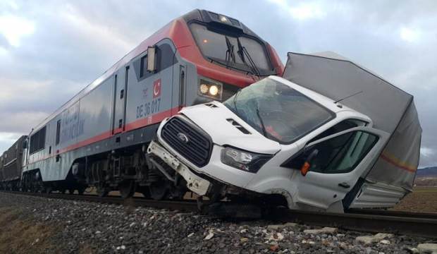 Bariyerleri kırıp geçmeye çalışan kamyonete tren çarptı