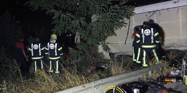 Bariyerleri yıkıp karşı şeride geçen tır otobüse çarptı: 6 ölü, 43 yaralı