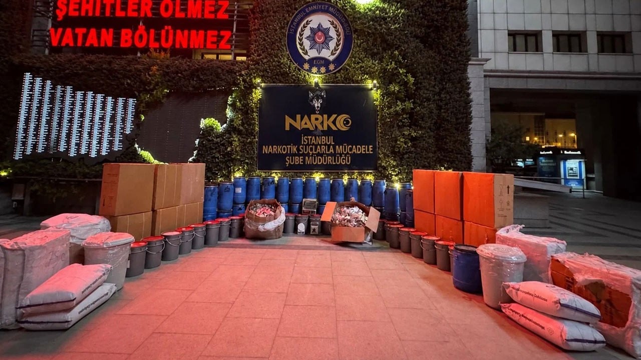 Baronlara darbe! İstanbul'da 3,5 milyon hap üretecek uyuşturucu ele geçirildi