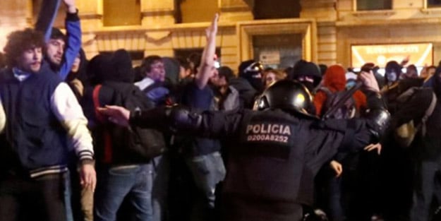 Barselona sokakları yine karıştı: Ayrılıkçılarla polis arasında çatışma