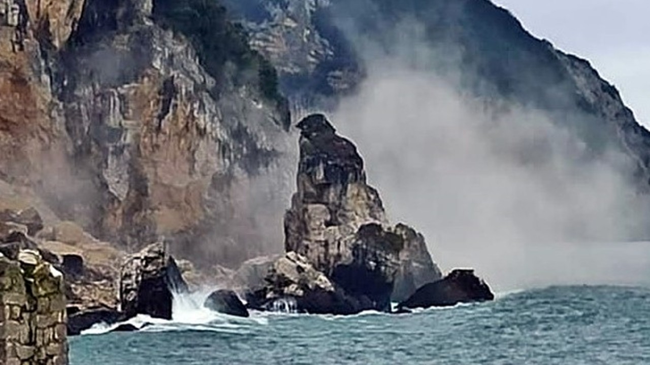 Bartın Amasra’da heyelan! Dev kayalar denize düştü