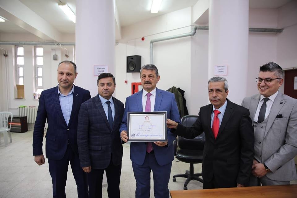 Bartın Belediye Başkanı Akın, mazbatasını aldı 