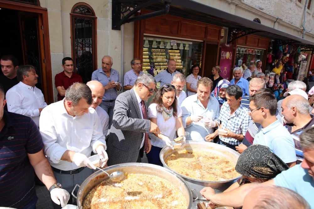 Bartın Belediyesi’nden aşure ikramı 