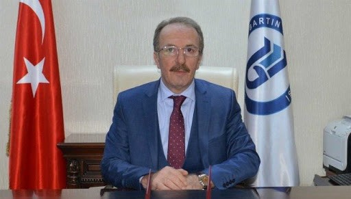 Bartın Üniversitesi Rektörü’nden bilet kuyruğuna giren öğrencilere sempatik mesaj 