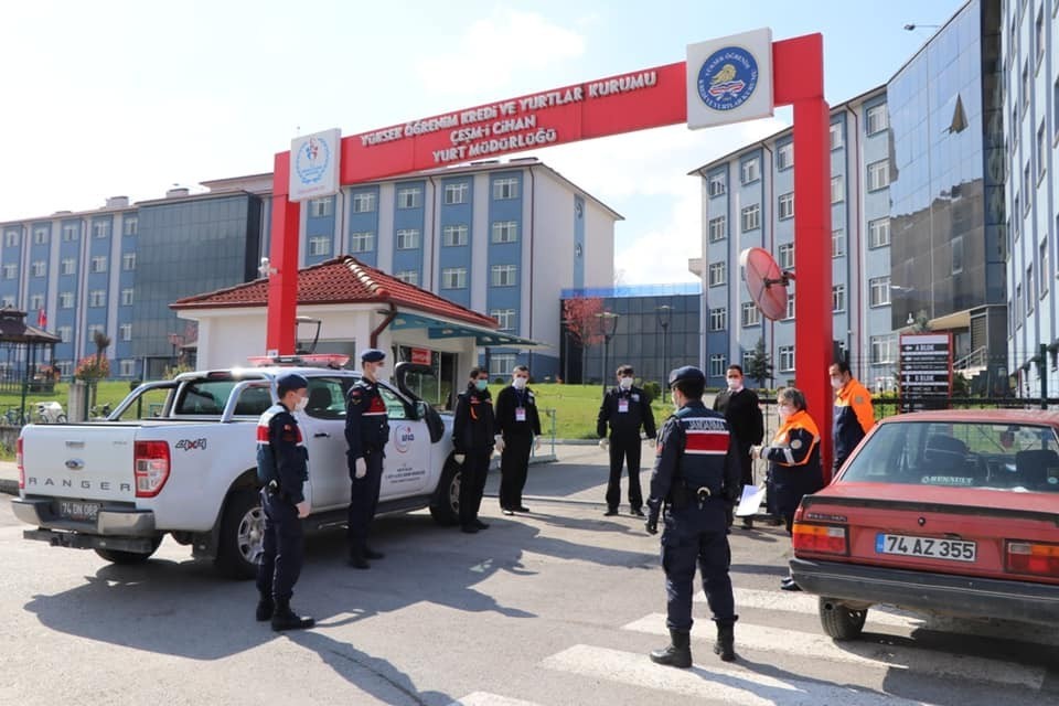 Bartın’a sahte seyahat belgesiyle girmeye çalışan 12 kişiden birinde korona virüs tespit edildi 