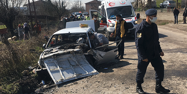 Bartın'da 2 otomobil çarpıştı: 4 yaralı