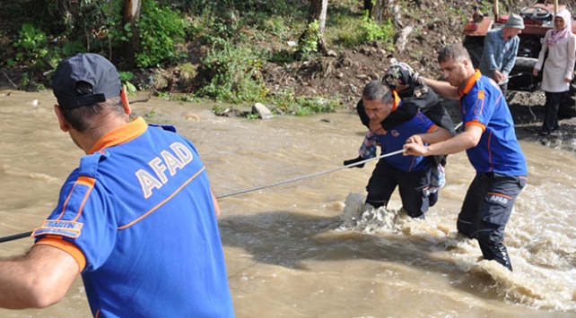 Bartın'da AFAD personeli yaşlı hastayı sırtında taşıdı