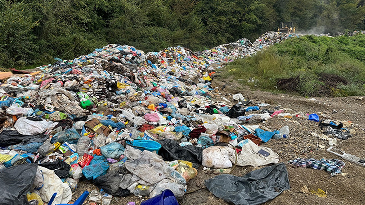 Bartın'da doğa katliamı! Yola tonlarca çöp döktüler