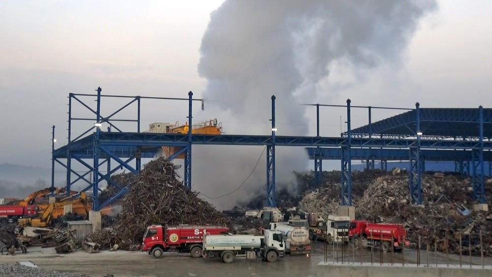 Bartın’da fabrikanın hurdalık deposundaki yangın kontrol altına alındı 
