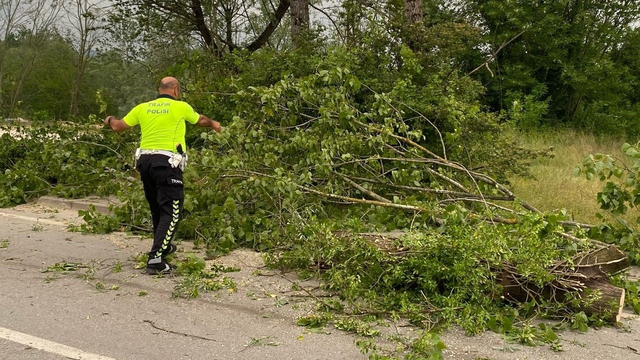 Bartın’da fırtına hayatı olumsuz etkiledi