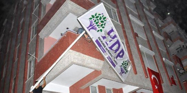 Bartın'da HDP binasının tabelası söküldü
