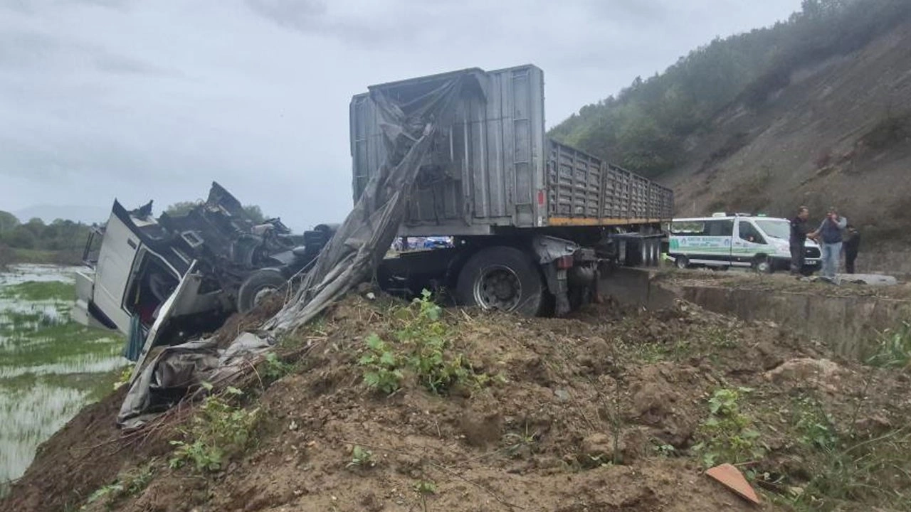 Bartın’da korkunç kaza! Tır yoldan çıktı: Ölü ve yaralılar var