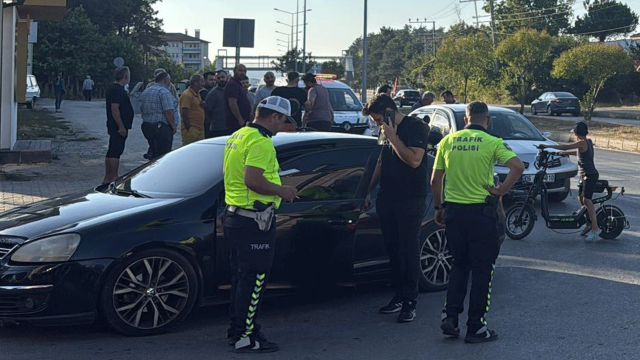 Bartın’da medeniyet denemesi kötü bitti: Yayaya yol verdi, 3 araç birbirine girdi