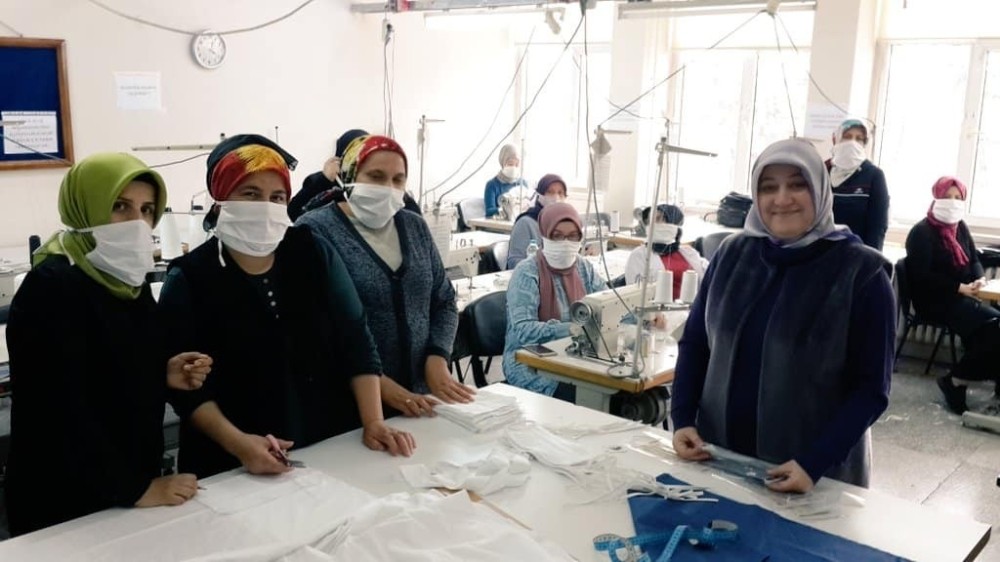 Bartın’da meslek lisesinde cerrahi maske üretimine başlandı 