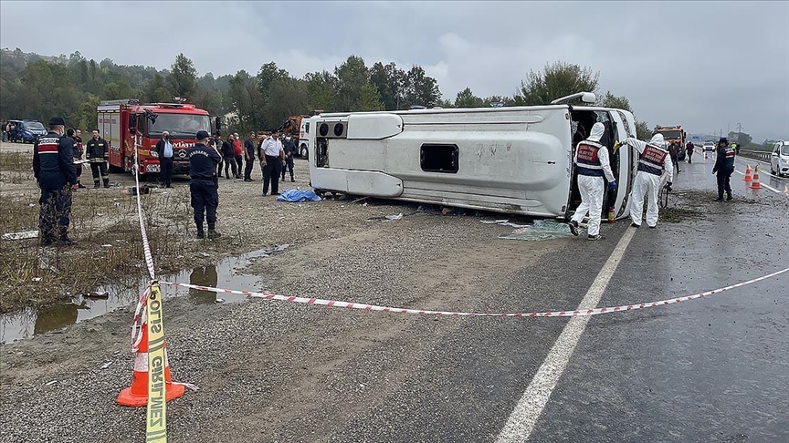 Bartın'da midibüs devrildi, Belediye Başkan Yardımcısı Kömeç ve 1 kişi öldü
