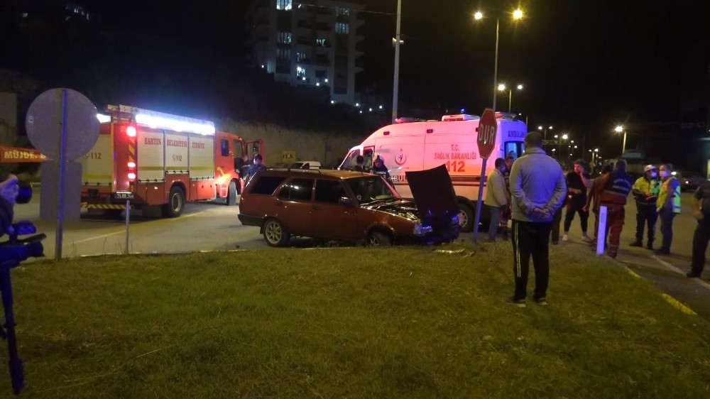 Bartın’da otomobil ile kamyonet çarpıştı: 3 yaralı 