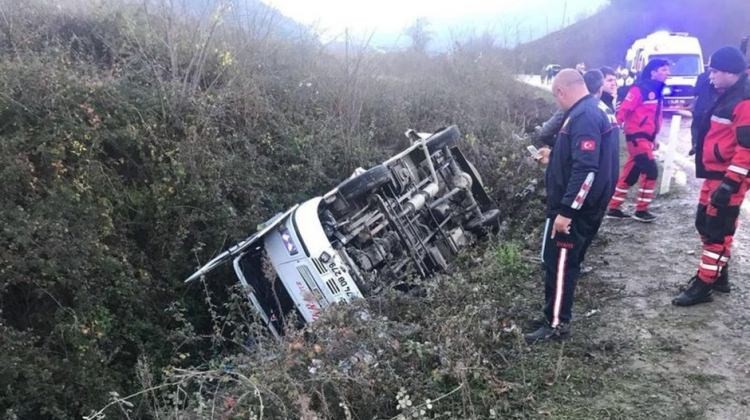 Bartın'da otomobil işçi servisine çarptı: 16 kişi yaralı