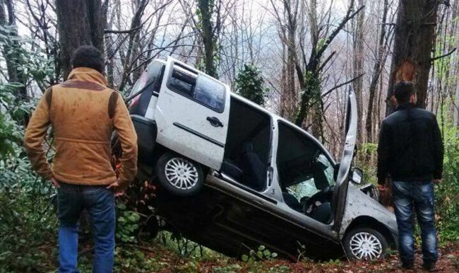 Bartın'da otomobil şarampole devrildi: 1 ölü, 1 yaralı