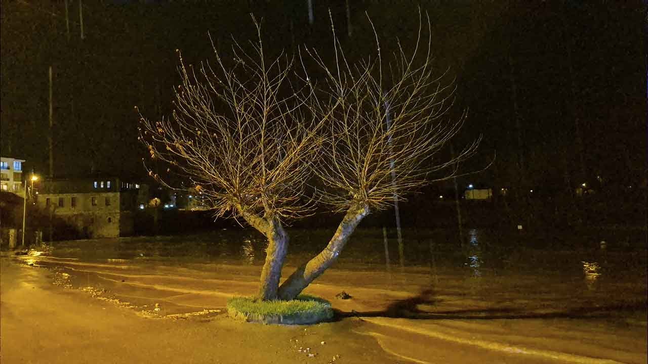 Bartın'da sağanak ve dolu vurdu! Bartın Irmağı taştı: Piknik alanı ve yollar sular altında kaldı!