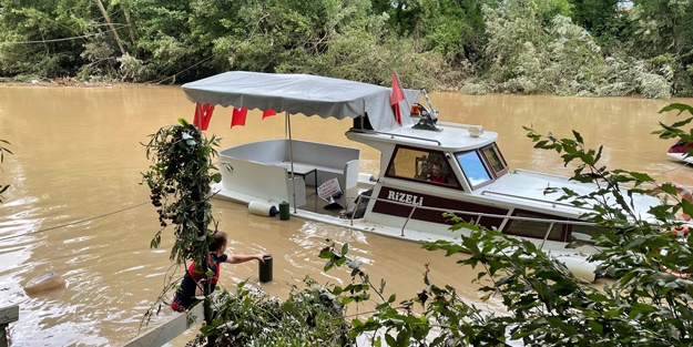 Bartın'da su alan gezi teknesi kurtarıldı