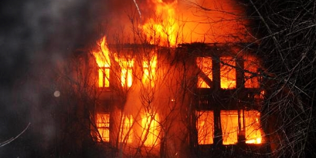 Bartın'da tarihi 3 katlı binada cayır cayır yandı!