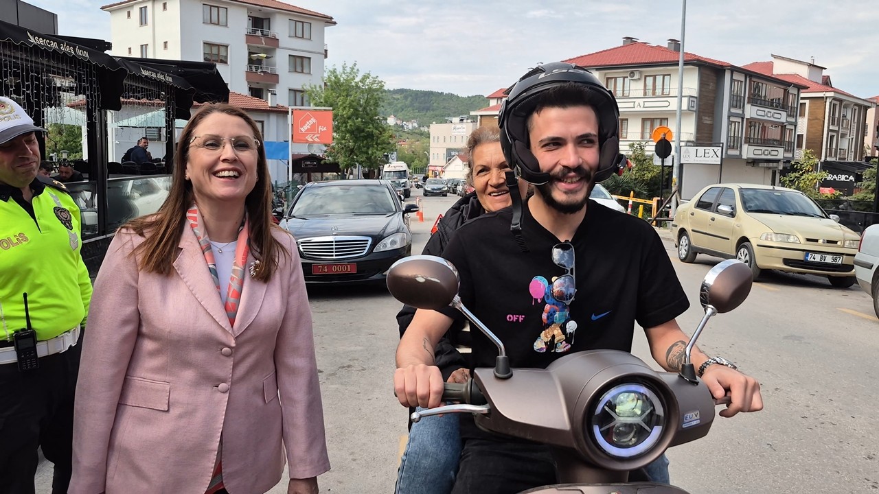 Bartın’da trafik uygulamasında kasksız yolcuya sürpriz ceza