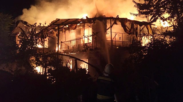 Bartın'da yıldırım düşen ev kül oldu