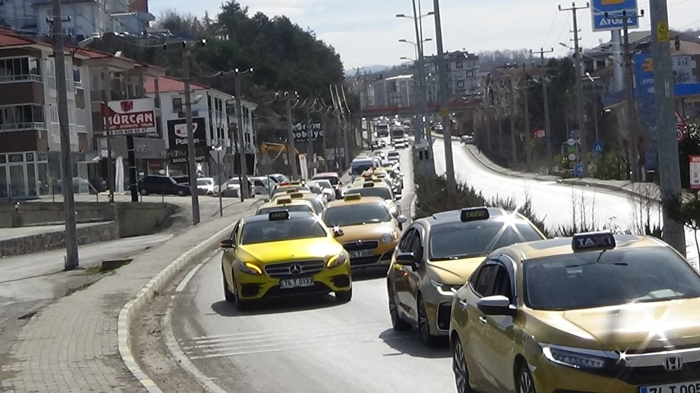 Bartınlı şoförlerden İdlib şehitleri için konvoy 