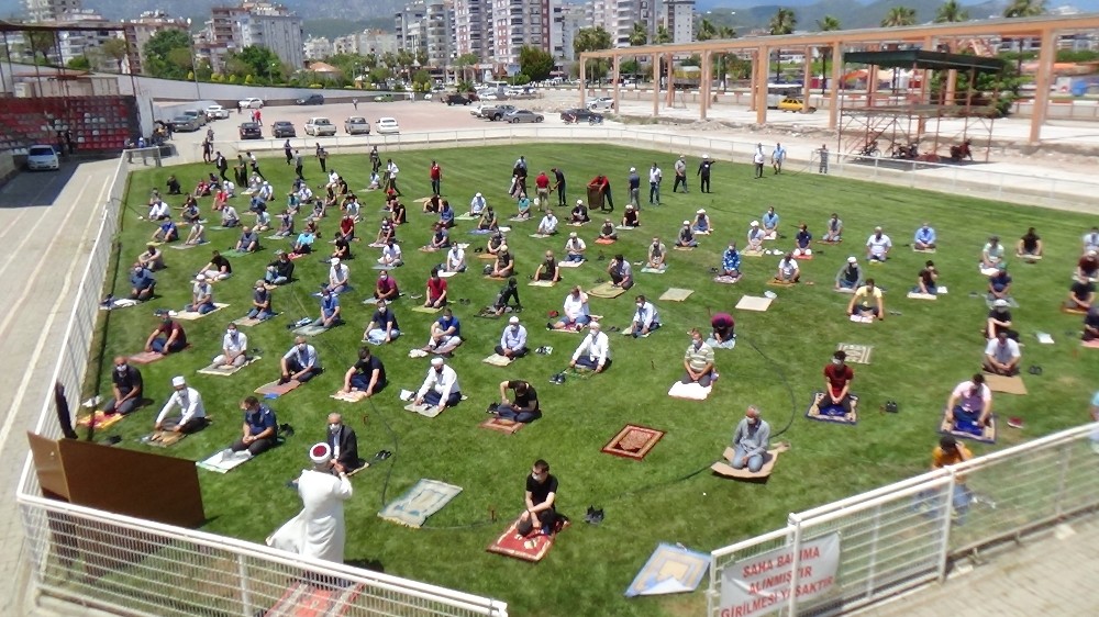 Baş pehlivanların güreş tuttuğu er meydanı cuma namazına ev sahipliği yaptı 
