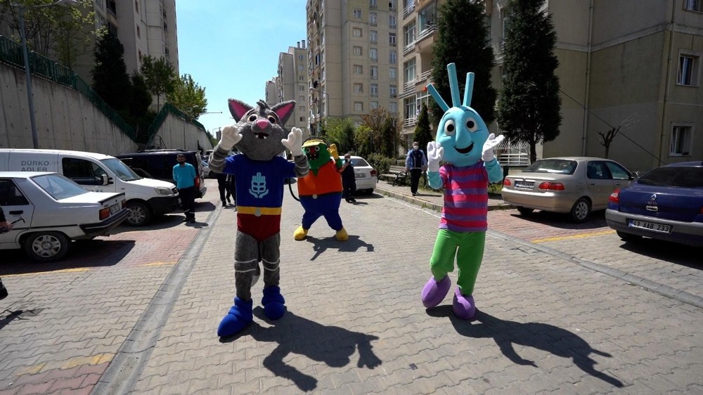 Başakgiller’den çocuklara balkon sürprizi 
